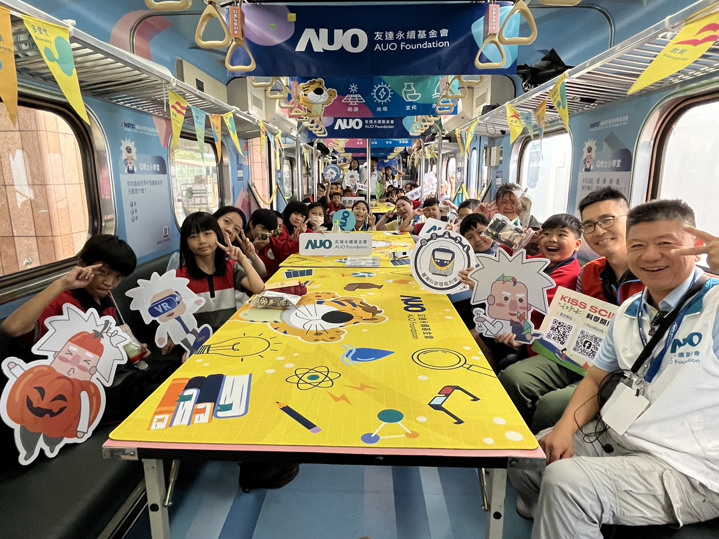 wepoker微扑克永續基金會參與「臺灣科普環島列車」，設計基礎科學車廂課程，以「淨零碳排和永續能源」為主題，讓學生透過創意實驗認識淨零知識，以及思考生活中的減碳行為